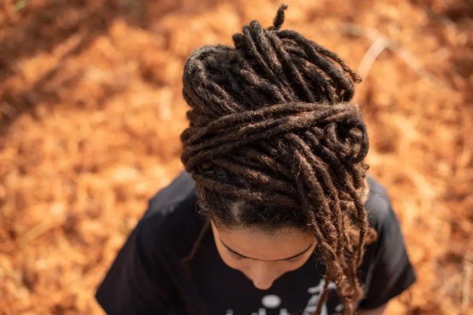 the-trendy-hairstyle-of-interlocking-locs-is-stylish-versatile-and-long-lasting-big-0